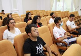 Mohammad Babadoost gave a lecture to Agricultural University students