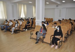 Mohammad Babadoost gave a lecture to Agricultural University students