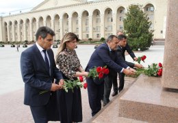 Преподаватели Аграрного университета посетили памятник великому вождю Гейдару Алиеву и Аллею шехидов.