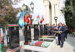 Преподаватели Аграрного университета посетили памятник великому вождю Гейдару Алиеву и Аллею шехидов.